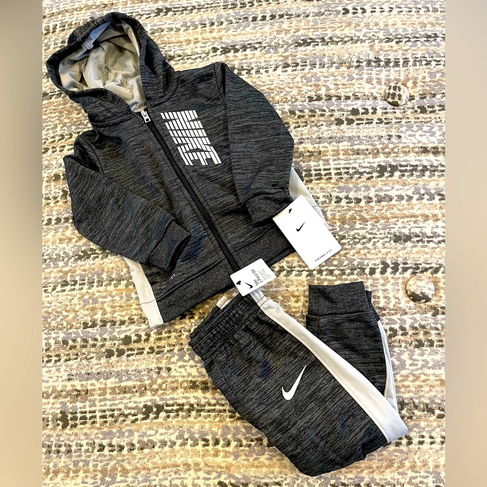 TODDLER NIKE 2 PIECE SET NWT